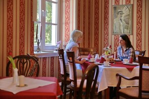 Daily continental breakfast (EUR 12.00 per person)