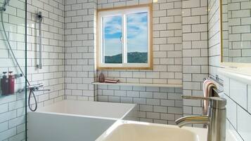 Apartment, 3 Bedrooms, Kitchen ( 301 ) | Bathroom | Free toiletries, hair dryer, towels