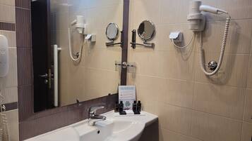 Kamar Double atau Twin Standar, balkon | Kamar mandi | Bathtub, perlengkapan mandi gratis, dan pengering rambut