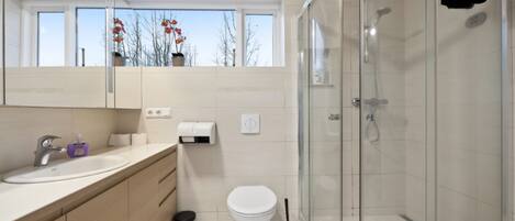 Triple Room, Private Bathroom | Bathroom