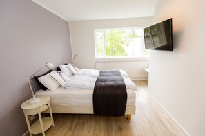 Quarto casal conforto, banheiro privativo | Cortinas blackout, berços grátis, Wi-Fi de cortesia, roupa de cama