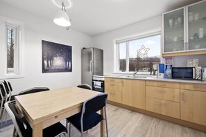 Fridge, oven, dishwasher, toaster - Acco Guesthouse (Akureyri)