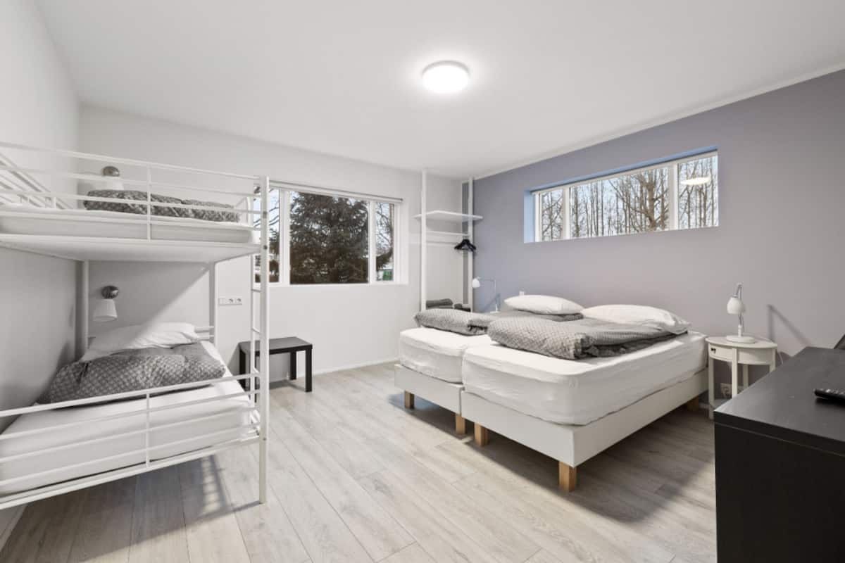 Family Room, Private Bathroom | Blackout drapes, cribs (free), WiFi (free), bed sheets