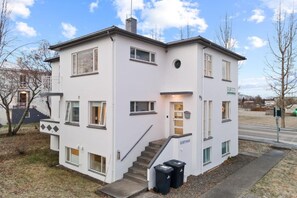 Front of property - Acco Guesthouse (Akureyri)