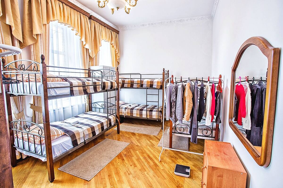 Habitación, dormitorio mixto (Bed In 8 Bed) | 1 habitación, caja de seguridad en la habitación y cortinas blackout