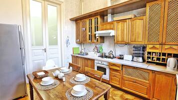 Full-size fridge, microwave, oven, stovetop