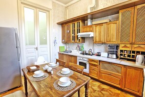 Täysikokoinen jääkaappi, mikroaaltouuni, uuni, liesi