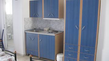 Estúdio, vista para o mar | Cozinha americana privada | Geladeira, cooktop, cafeteira/chaleira, chaleira elétrica