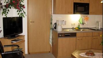 House, 1 Bedroom | Private kitchen | Fridge, microwave, stovetop, coffee/tea maker
