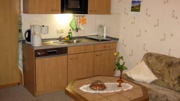 House, 1 Bedroom | Living area | Flat-screen TV