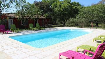 Piscine extérieure, parasols de plage, chaises longues