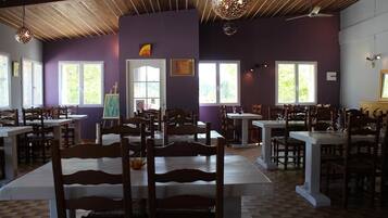 อาหารเช้าแบบคอนติเนนทัลในวันเสาร์-อาทิตย์ (EUR 9.00 ต่อคน)