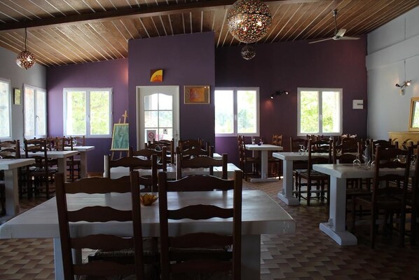 Petit déjeuner continental servi les week-ends (9.00 EUR par personne)