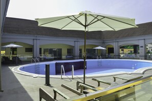 Piscine couverte, piscine extérieure (ouverte en saison)