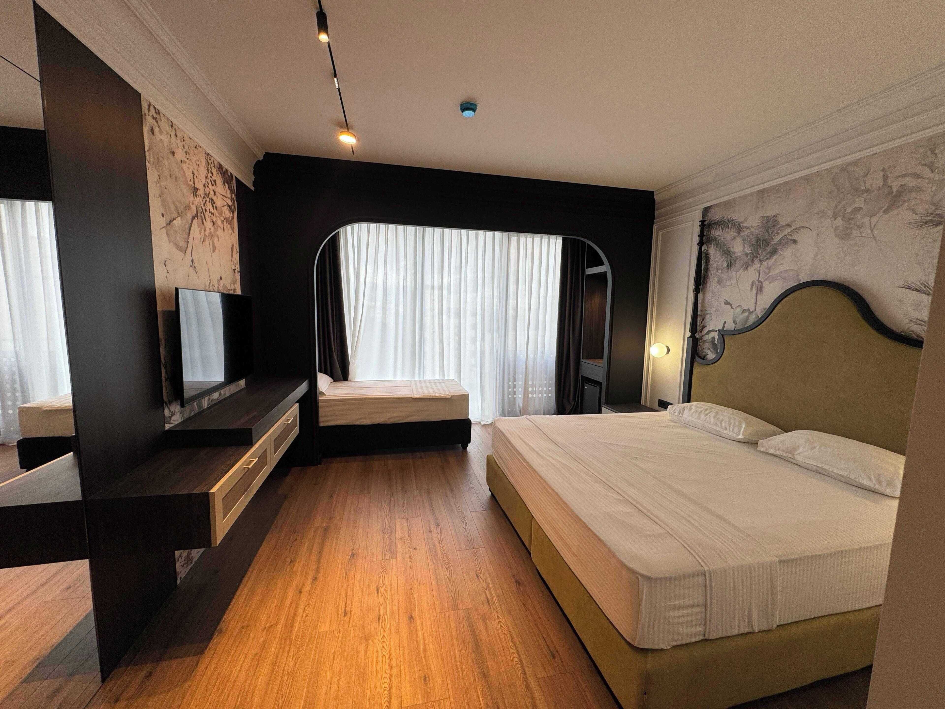 Minibar, caja de seguridad en la habitación y escritorio 