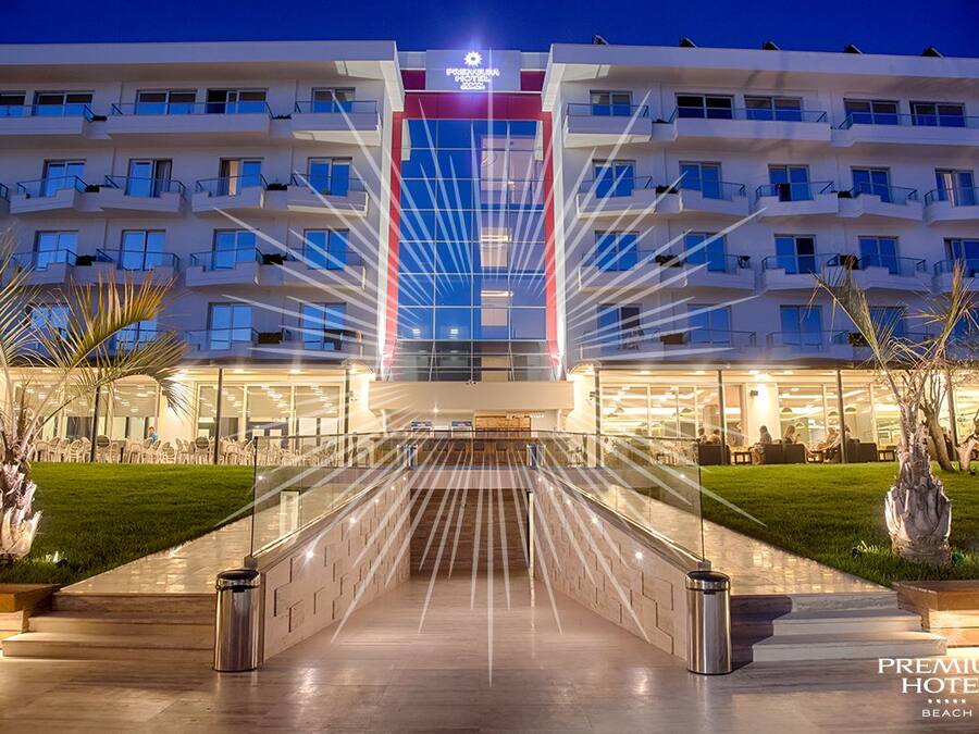 Fachada de la propiedad por la tarde o noche