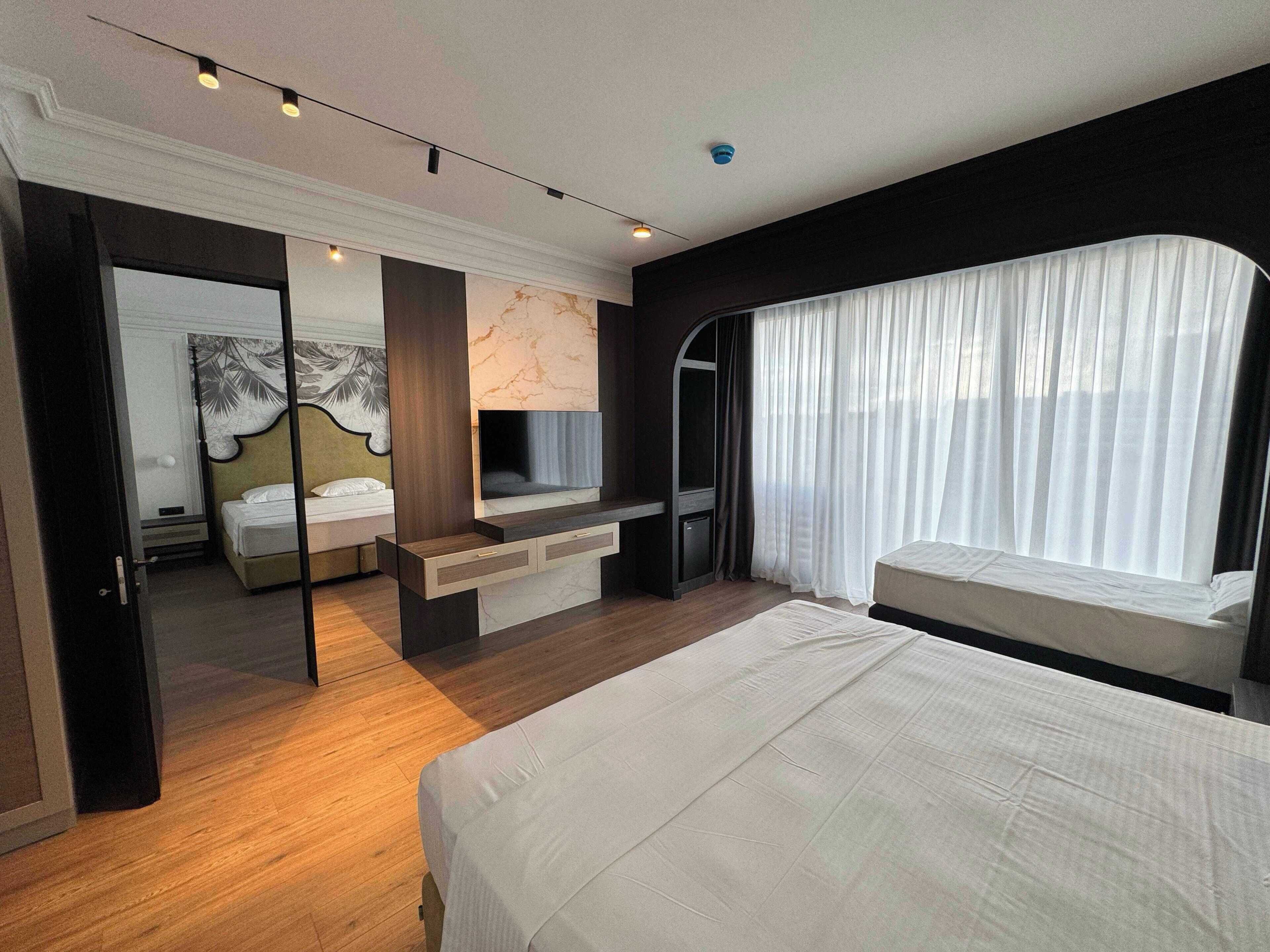 Minibar, caja de seguridad en la habitación y escritorio 