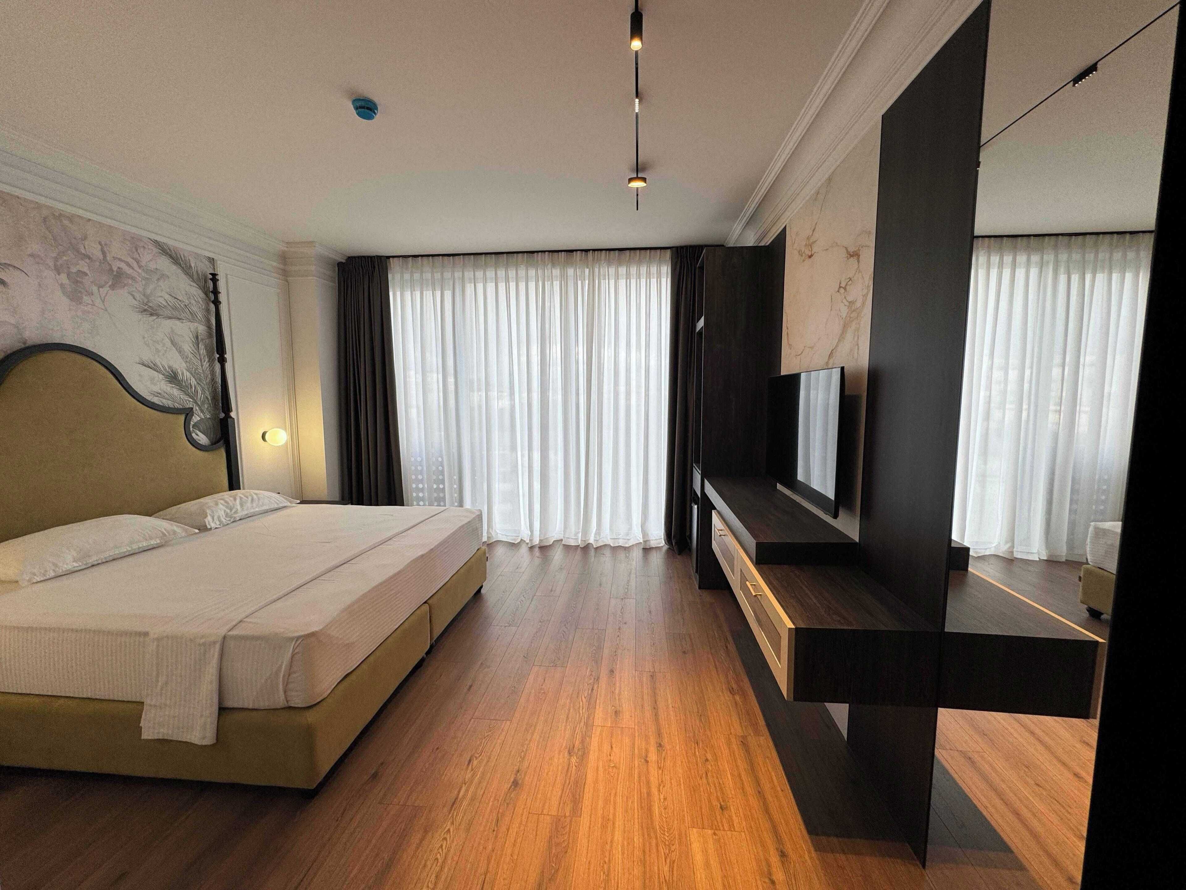 Minibar, caja de seguridad en la habitación y escritorio 