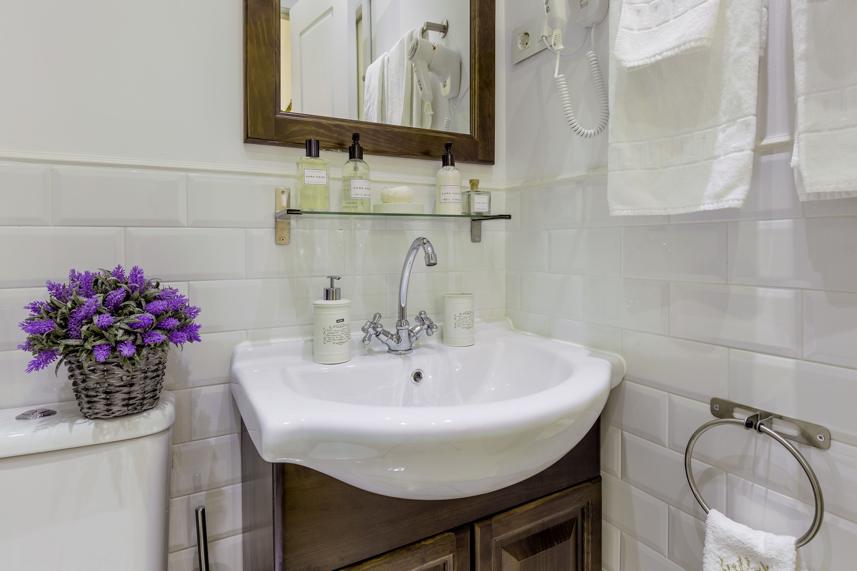 deluxe double room, balcony | bathroom sink