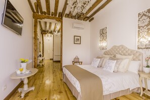 Departamento superior | Ropa de cama de alta calidad y caja de seguridad en la habitación 