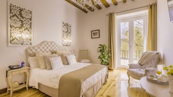 Roba de llit d'alta qualitat i caixa forta a l'habitació