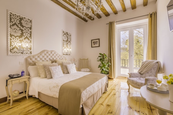 Ropa de cama de alta calidad y caja de seguridad en la habitación 