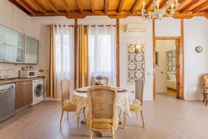 Apartamento | Cozinha privada | Geladeira, máquina de café expresso