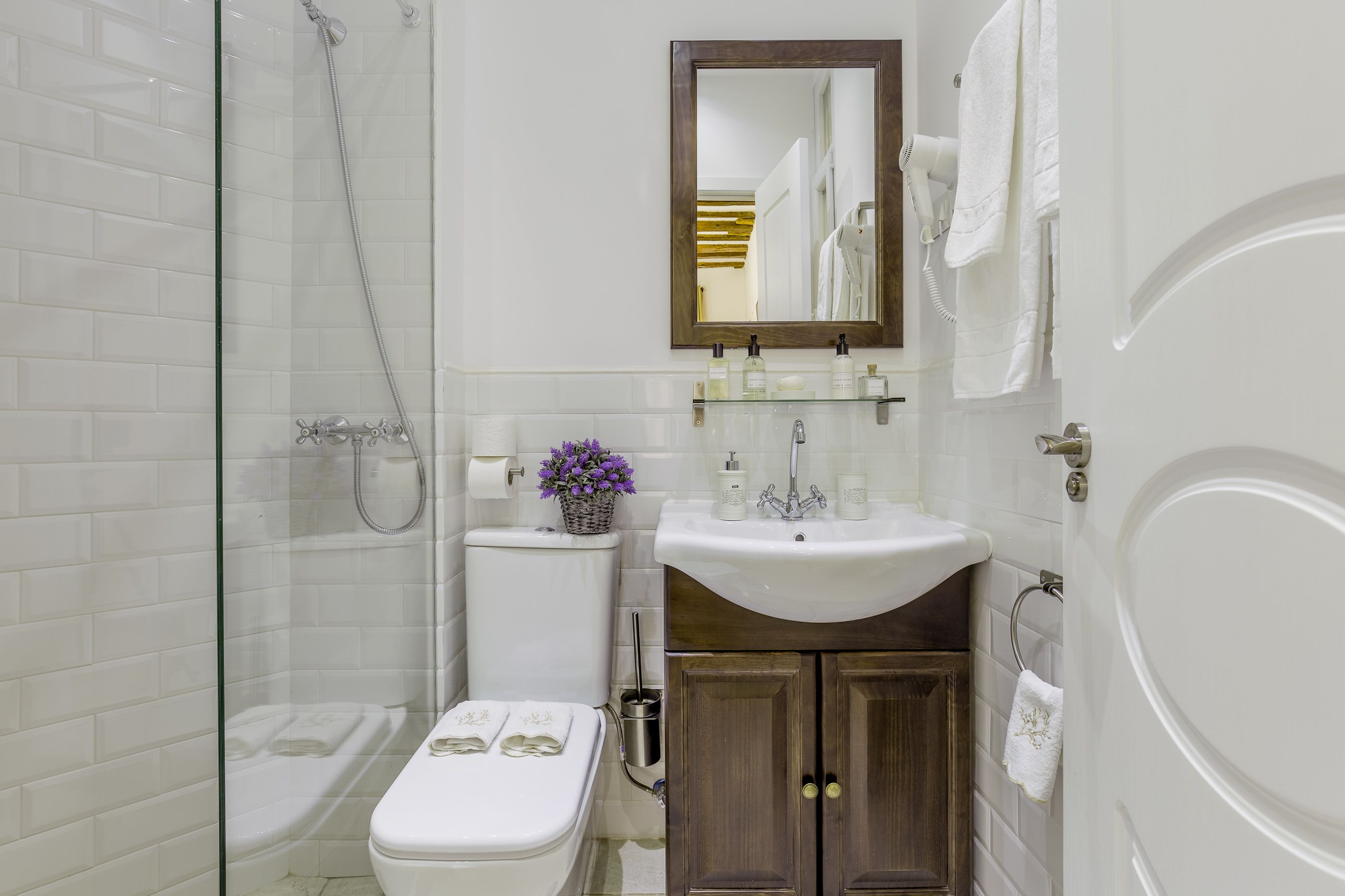 standard double room | bathroom | shower, free toiletries, hair dryer, towels