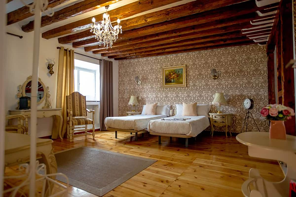 Camera con 2 letti singoli, vista città | Biancheria da letto di alta qualità, una cassaforte in camera