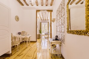 Ropa de cama de alta calidad y caja de seguridad en la habitación 