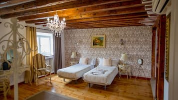Habitación con 2 camas individuales, vistas a la ciudad | Ropa de cama de alta calidad, caja fuerte, decoración individual