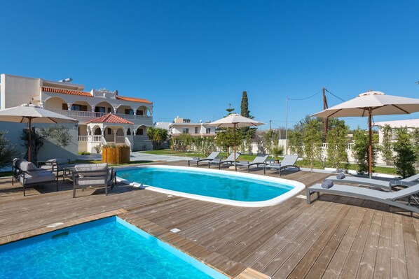 2 piscines extérieures, parasols de plage, chaises longues