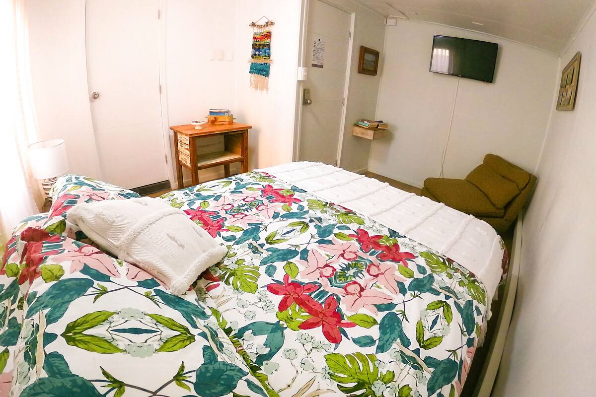 Iron/ironing board, free WiFi, bed sheets