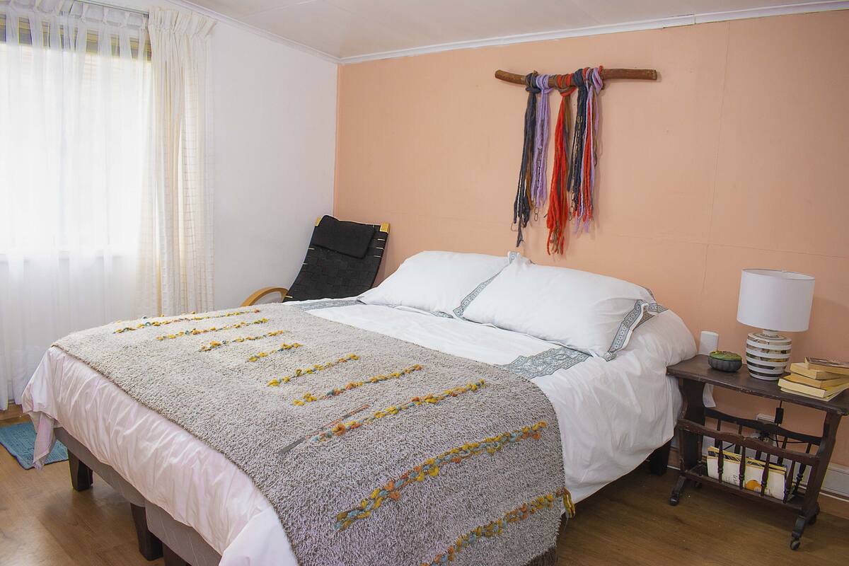 Iron/ironing board, free WiFi, bed sheets