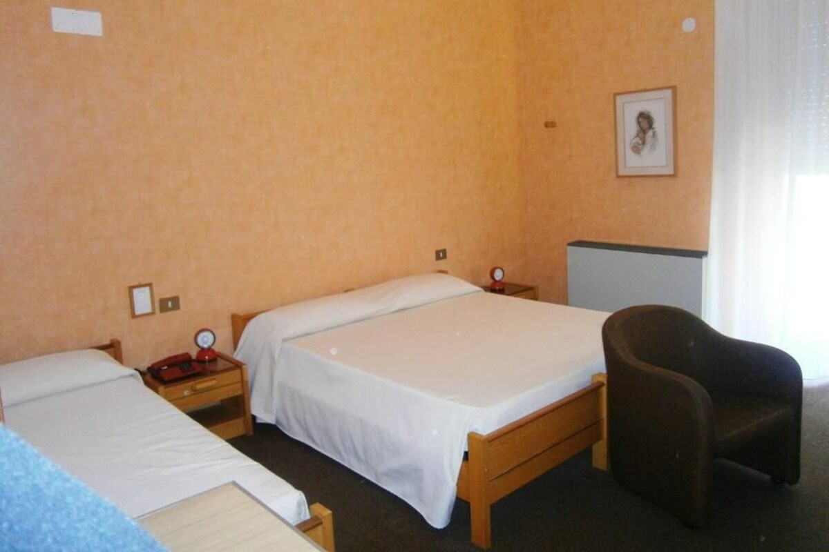 Basic Triple Room | Minibar, desk, free WiFi
