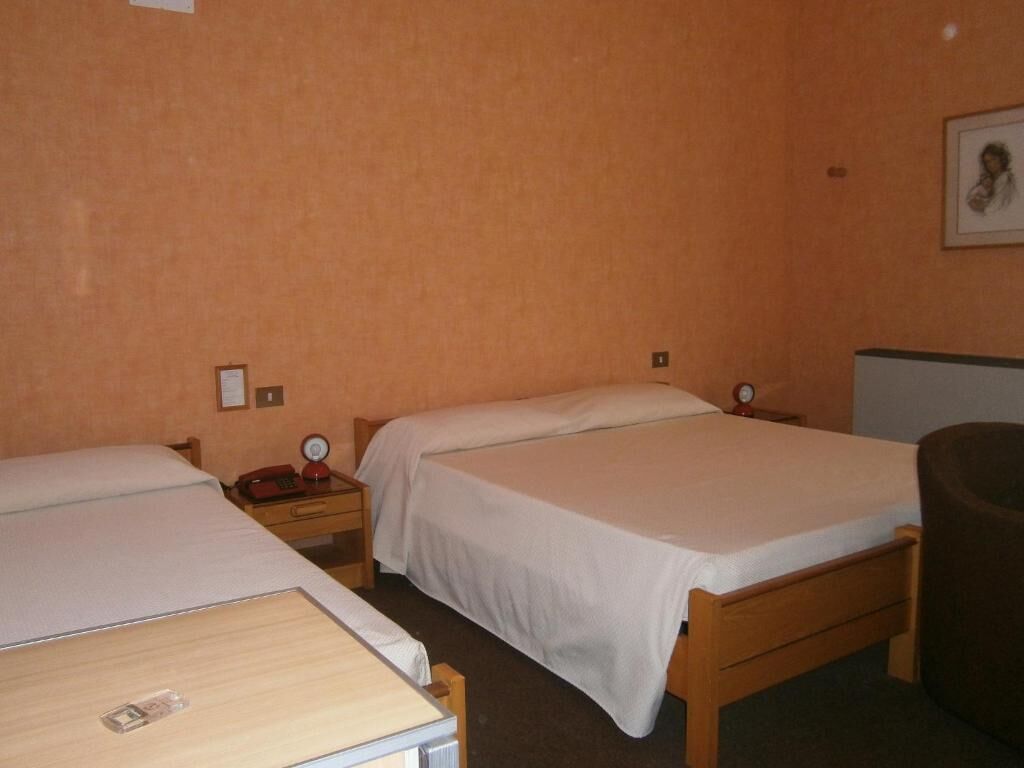 basic triple room | minibar, desk, free wifi