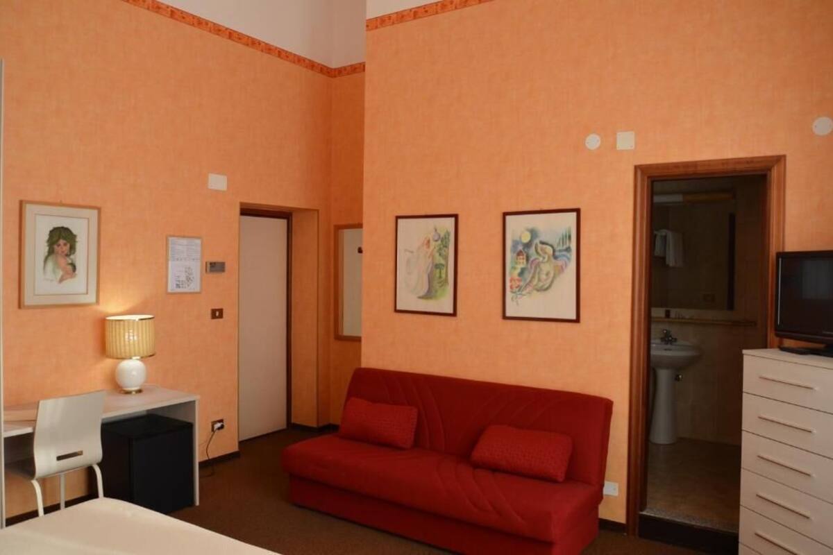 minibar, desk, free wifi