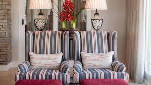 Flat-screen TV, fireplace - Eezi Bookings Dullstroom - Private Rentals (Dullstroom)