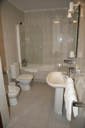 Free toiletries, hair dryer, bidet, towels - Hotel Villa De Ribadeo (Ribadeo)