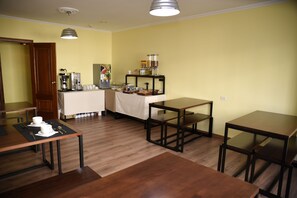 Café da manhã com buffet grátis todos os dias
