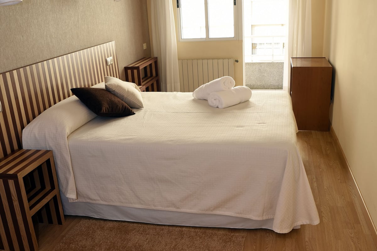 double room | free wifi, bed sheets