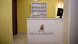 A reception desk at the HOTEL VILLA de RIBADEO with a window display and a computer monitor. - Hotel Villa De Ribadeo (Ribadeo)