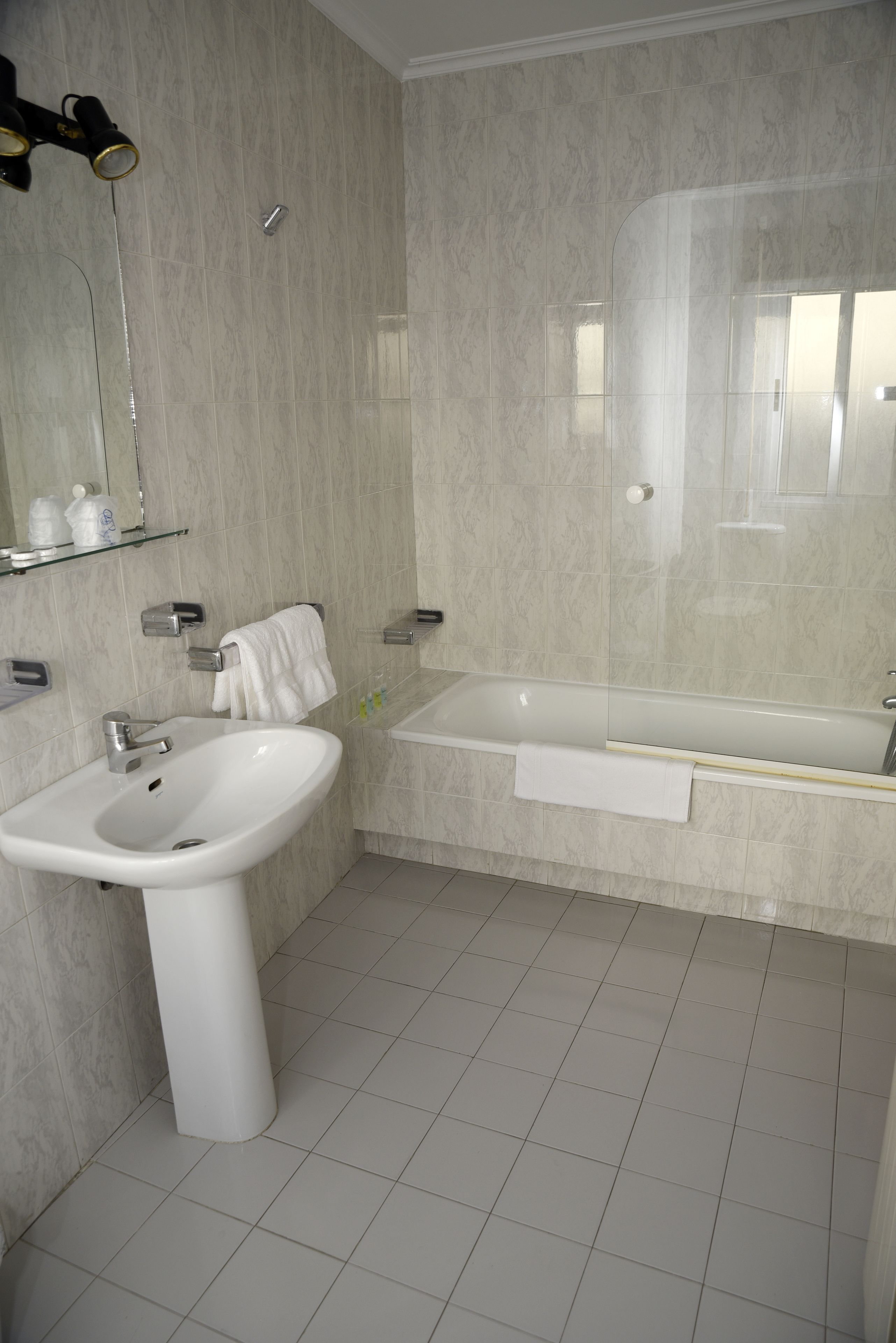double room | bathroom | free toiletries, hair dryer, bidet, towels