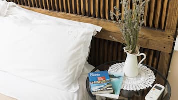 Camera Matrimoniale (Lavanda) | Biancheria da letto di alta qualità, postazione laptop, tende oscuranti