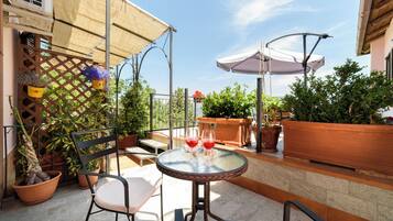 Ropa de cama de alta calidad y espacio para trabajar con laptop