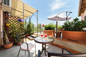 Deluxe kamer (Girasole) | Luxe beddengoed, een laptopwerkplek, verduisterende gordijnen