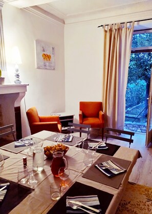 Food and drink - Face au Lavoir (Méthamis)