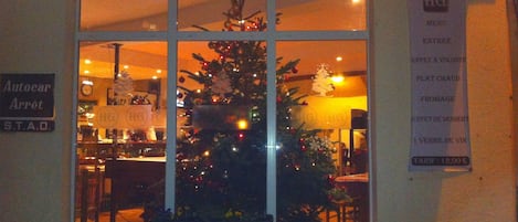 Voorkant accommodatie - avond/nacht