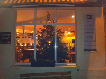 Fachada da propriedade à noite. Hôtel de la Gare
