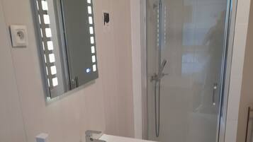 ห้องคอมฟอร์ทดับเบิล | ห้องน้ำ | ของใช้ในห้องน้ำฟรี, ไดร์เป่าผม (มีให้บริการตามคำขอ), เสื้อคลุมอาบน้ำ